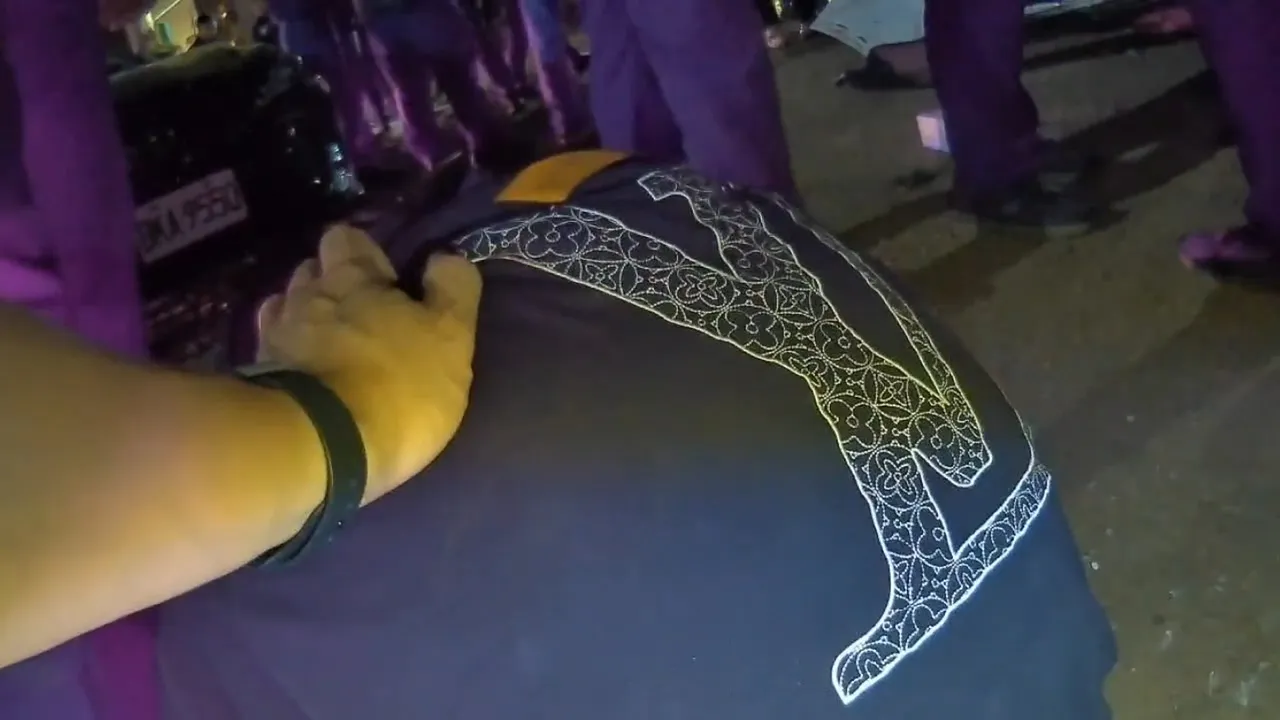 警员制伏郭男。翻摄画面