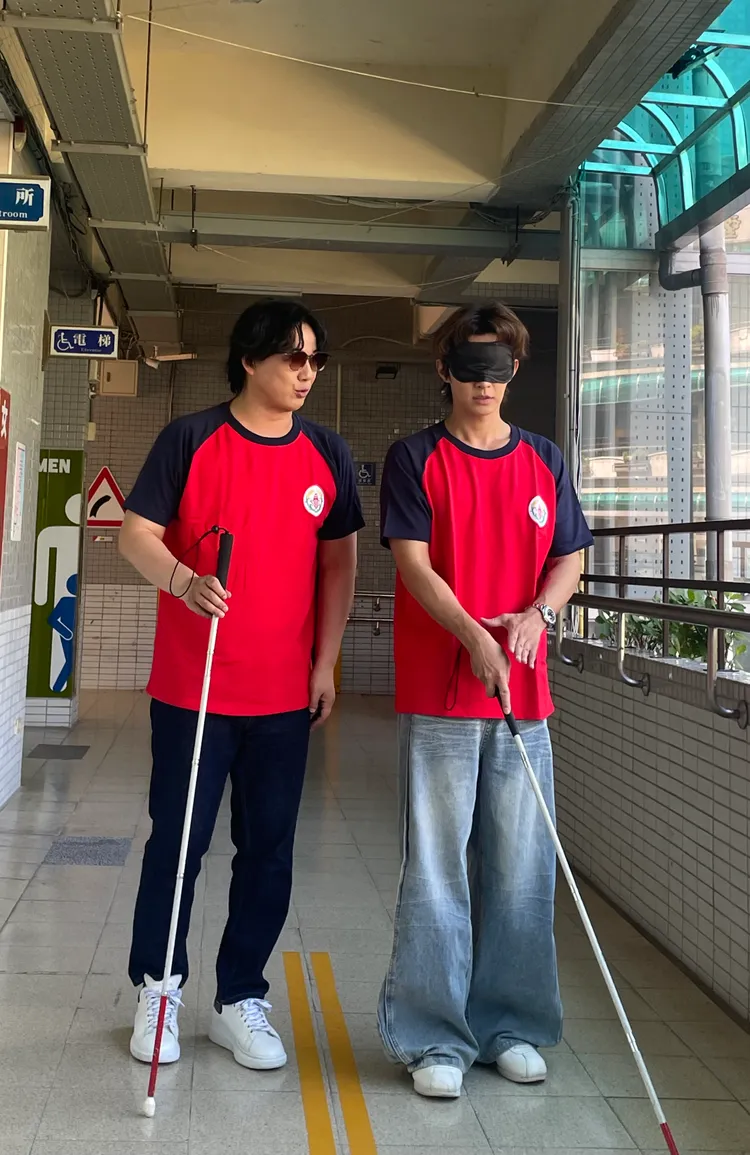 蕭煌奇帶著炎亞綸回母校。大浪娛樂提供