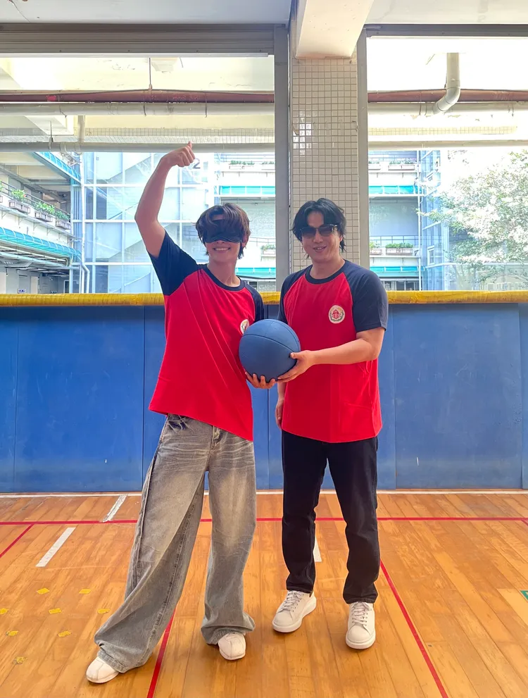 蕭煌奇、炎亞綸玩起「門球」。大浪娛樂提供