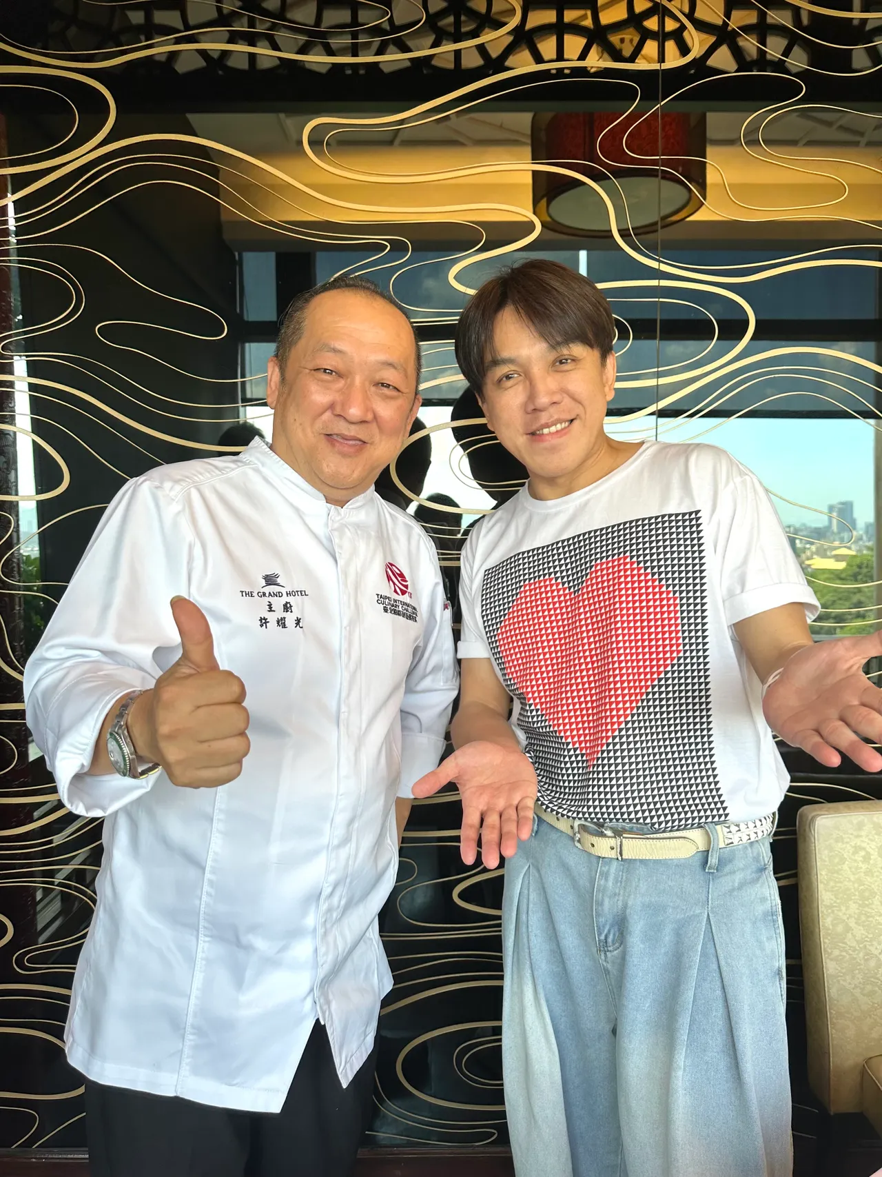 许志豪与餐厅主厨许耀光合照。许志豪提供