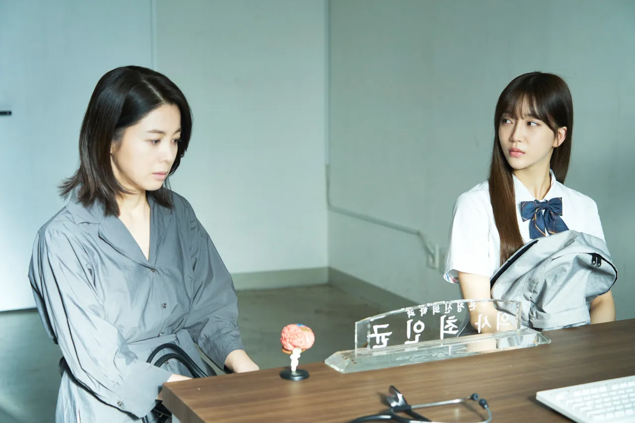 徐令姬(左)與裴秀珉扮母女,聯手讓觀眾嚇破膽。華映娛樂提供