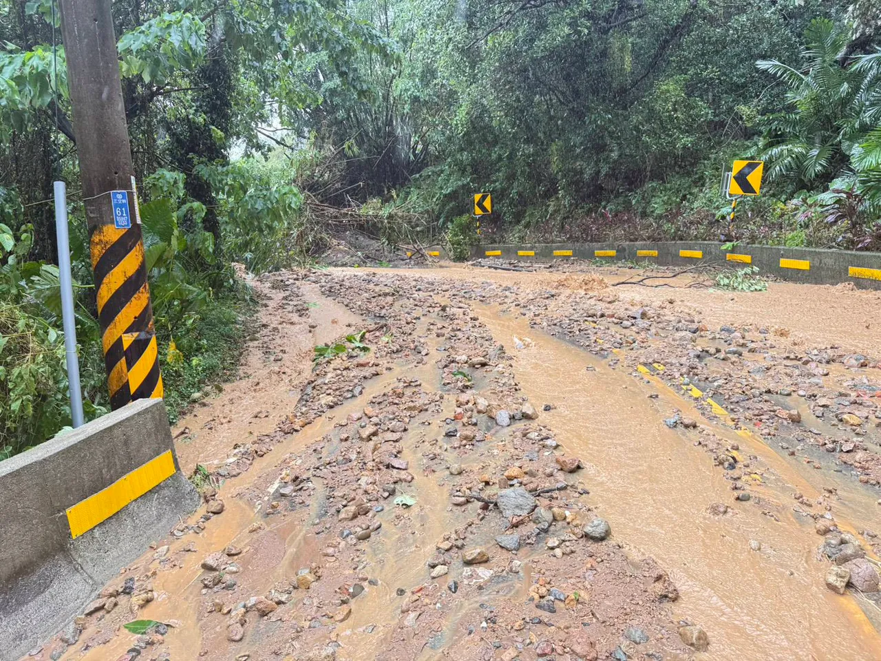 连日豪雨致淡水坪顶路边坡土石滑落。翻摄画面