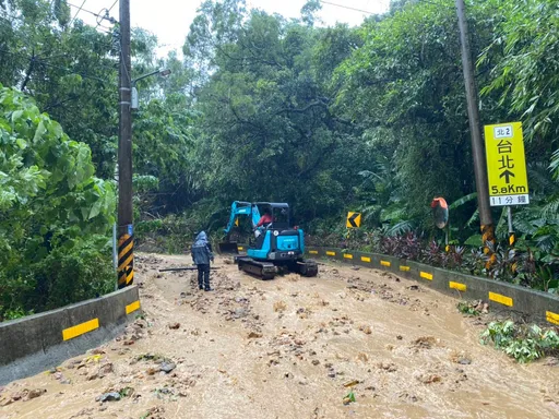 连日豪雨!淡水坪顶路边坡土石滑落 阻双向通行