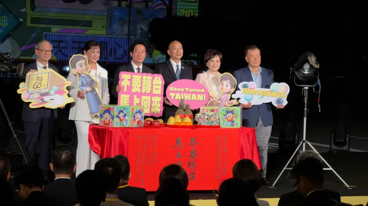 賴清德與韓國瑜、陳亞蘭、沈春華合影。李俊毅攝影