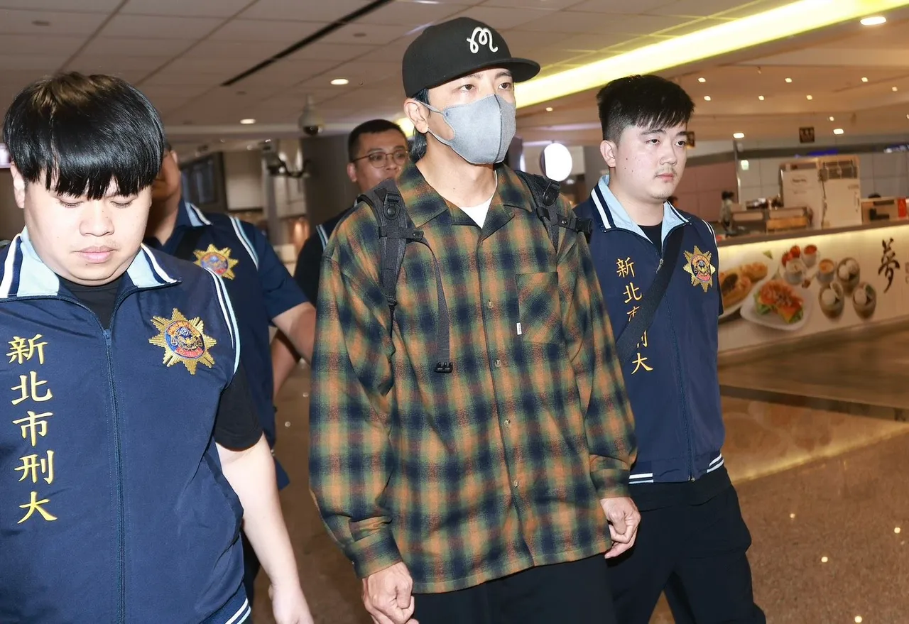 坤达因涉逃兵,急取消工作返台接受调查。娱乐中心摄
