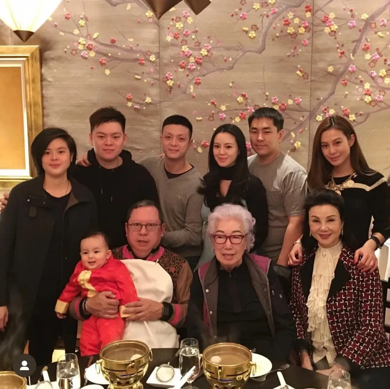 林家四代同堂庆祝林建岳母亲百岁大寿。翻摄林心儿小红书