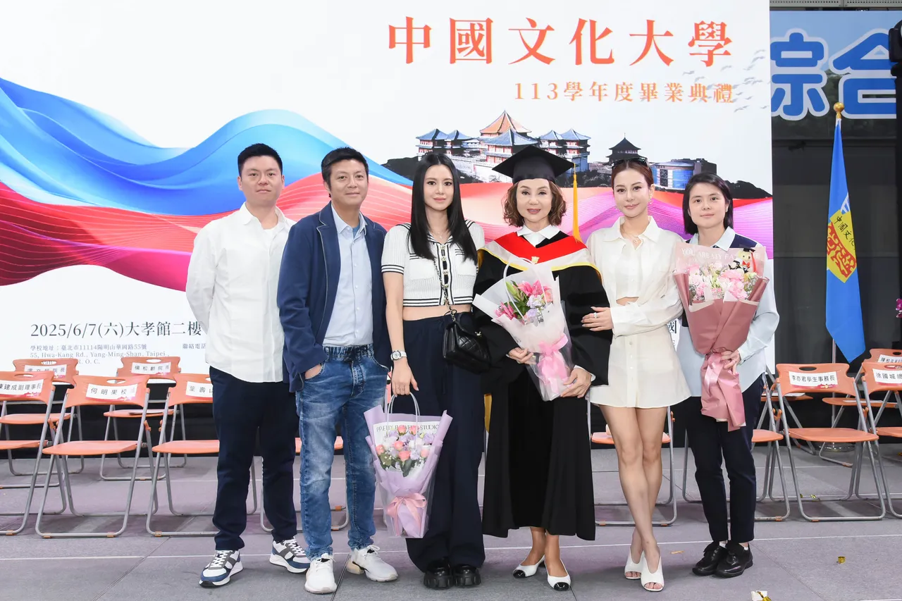 谢玲玲今年6月获母校文化大学颁发名誉文学博士学位,5个子女齐聚祝贺。台湾优质生命协会提供