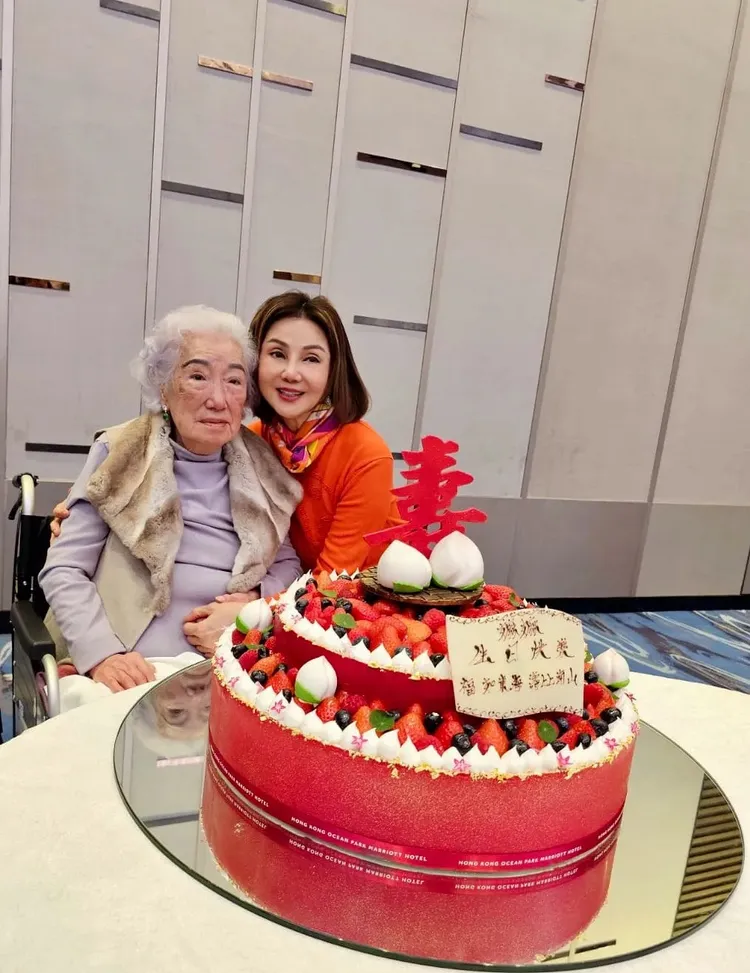 謝玲玲離婚後，和前婆婆維持親密互動。翻攝謝玲玲小紅書