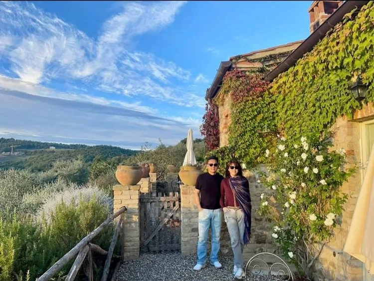 徐乃麟（左）和老婆住進托斯卡尼一家莊園只有10個房間的莊園。翻攝徐乃麟臉書