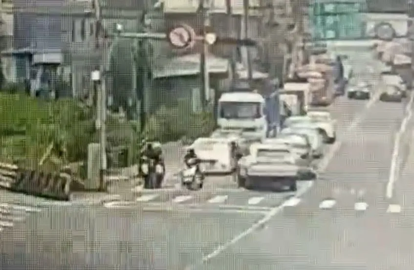 左转车逆向撞上机车。翻摄画面