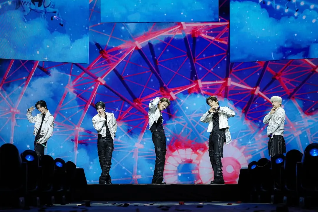 TXT由杋圭(左起)、太显、然竣、队长秀彬、休宁凯组成。翻摄TXT X