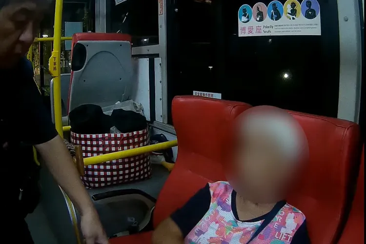 警方將黃婦從公車終點站接回分駐所等候家人。翻攝畫面