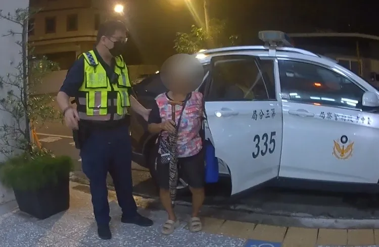 警方將黃婦從公車終點站接回分駐所等候家人。翻攝畫面