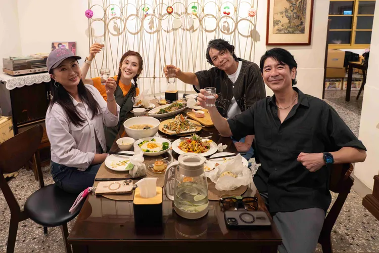 王瑞霞(左起)、王宇婕、黄镫辉、荒山亮一同探索南投之美。东森综合台提供