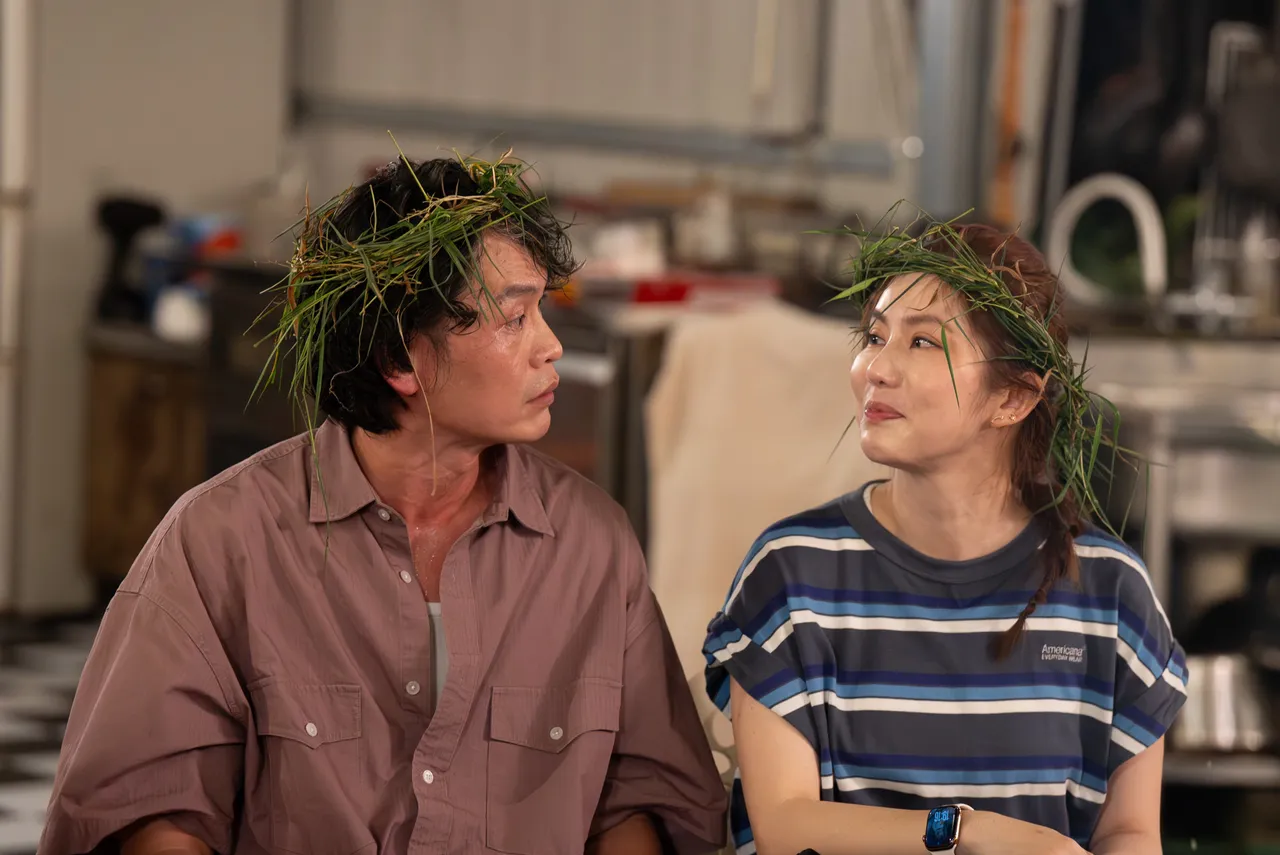 黄镫辉(左)告白王宇婕:「妳的笑直击我心脏。」东森综合台提供