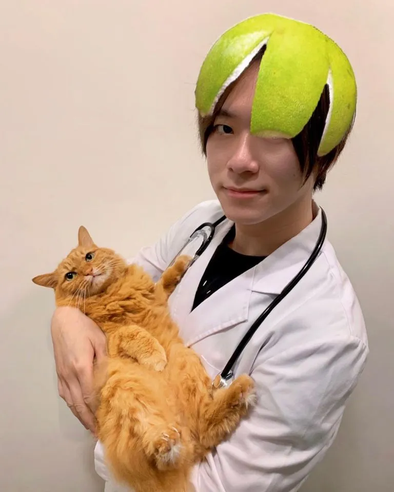 兽医师林子轩呼吁「千万不要让猫戴柚子帽!」,他用P图戴在自己头上。取自「猫行为兽医师林子轩」粉专