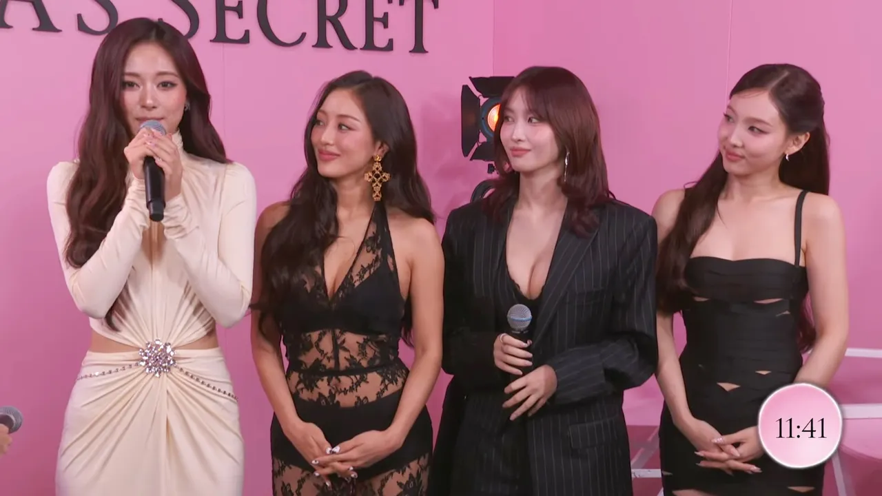 子瑜(左起)代表用英文发言,姐姐们志效、Momo、娜琏一脸欣慰看著她。翻摄YouTube