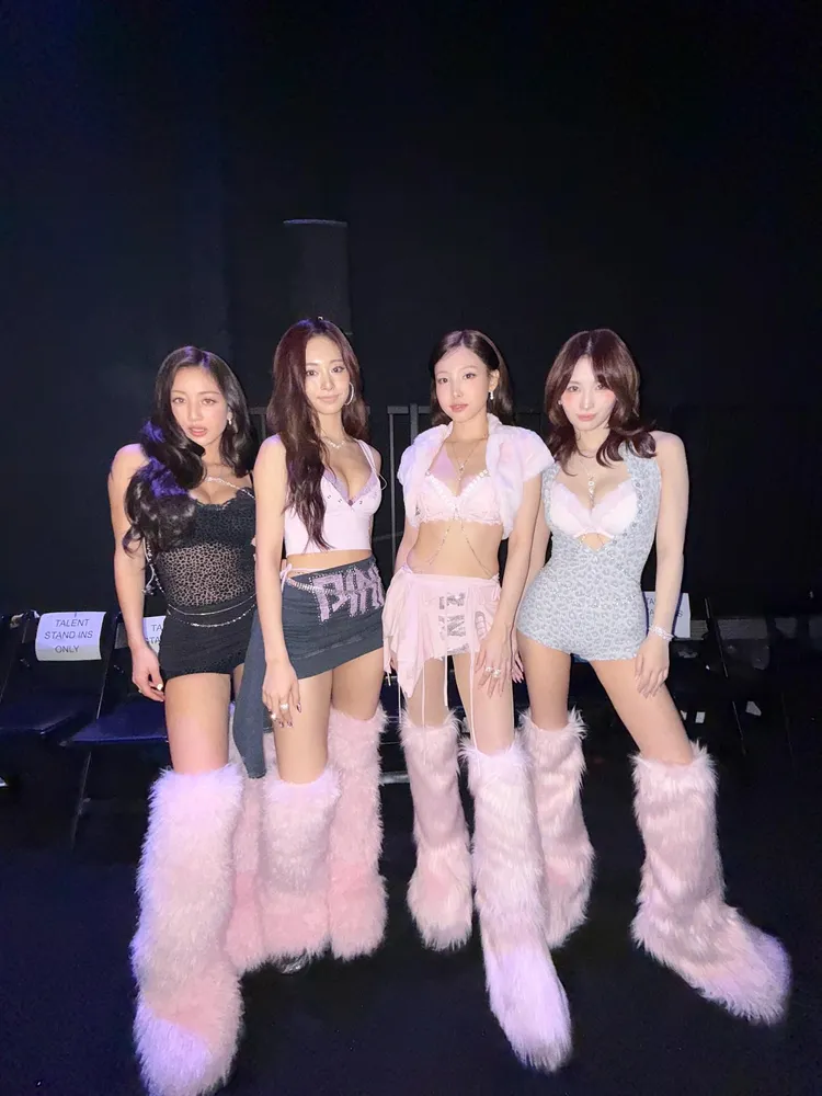 子瑜（左2）的表演造型相當性感。翻攝twicetagram IG