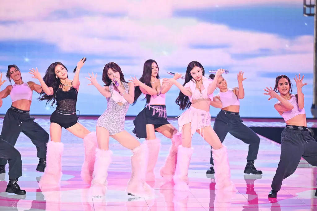 TWICE 4成员登上维密大秀舞台。美联社
