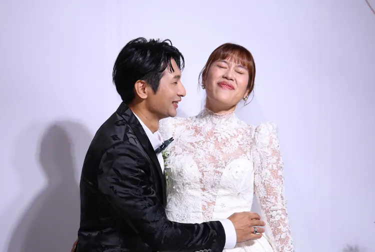 逸祥想要親吻太太，紫布爾搞笑閃躲。莊宗達攝影