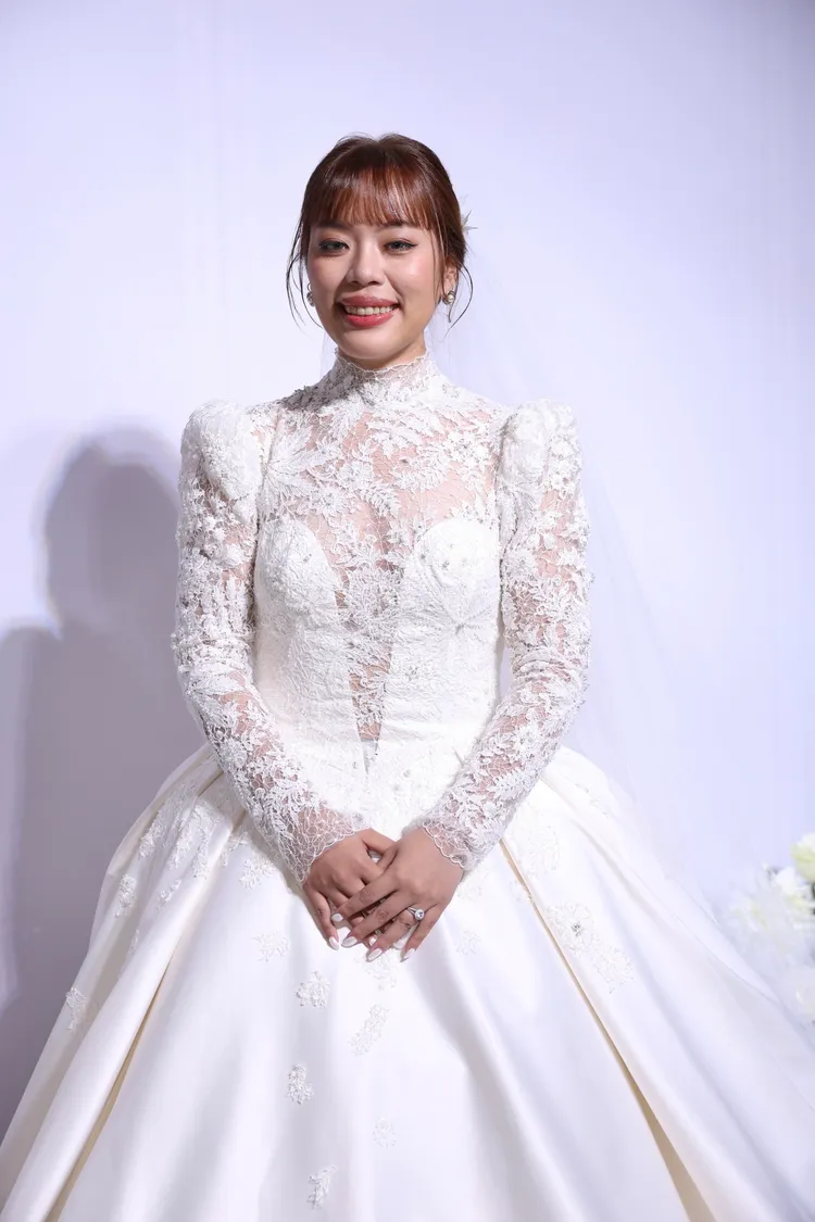 紫布爾一席復古白紗，典雅大方。莊宗達攝