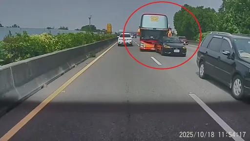 煞不住!國道大客車追撞休旅車 1次不夠還撞第2次
