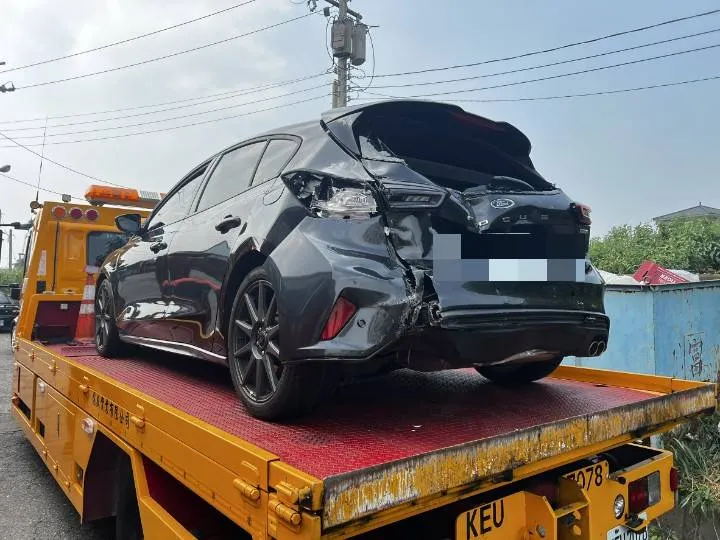 挨撞的休旅车,车尾受损严重。民众提供