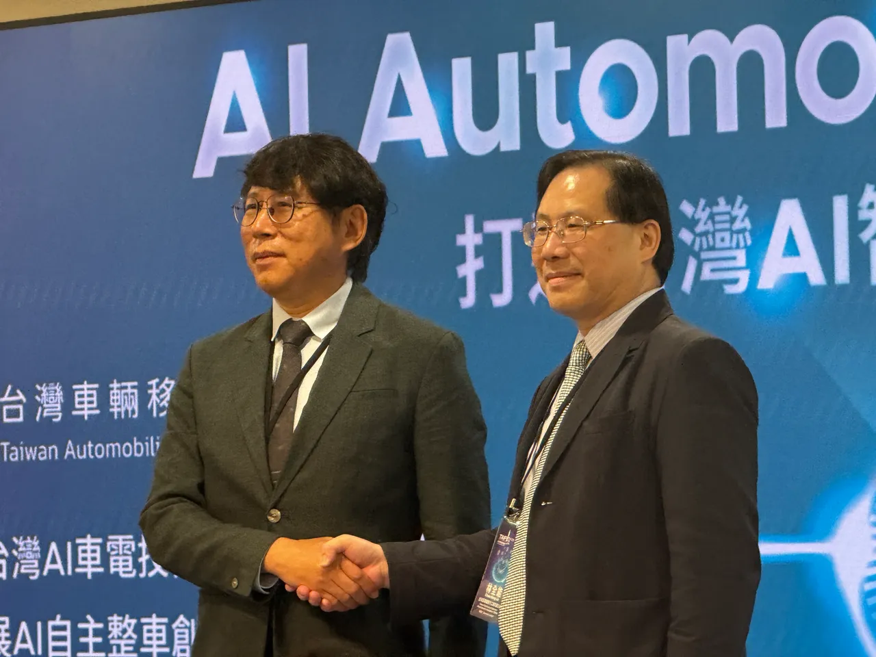 TARC 主任委员暨车辆研究测试中心董事长王正健(左)与电电公会秘书长林全能(右)完成签署,宣示联盟成立。吕承哲摄