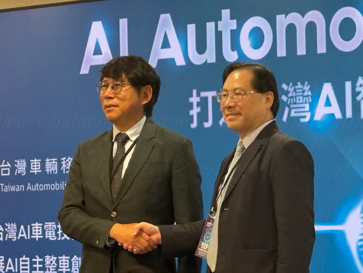 TARC 主任委員暨車輛研究測試中心董事長王正健（左）與電電公會秘書長林全能（右）完成簽署，宣示聯盟成立。呂承哲攝