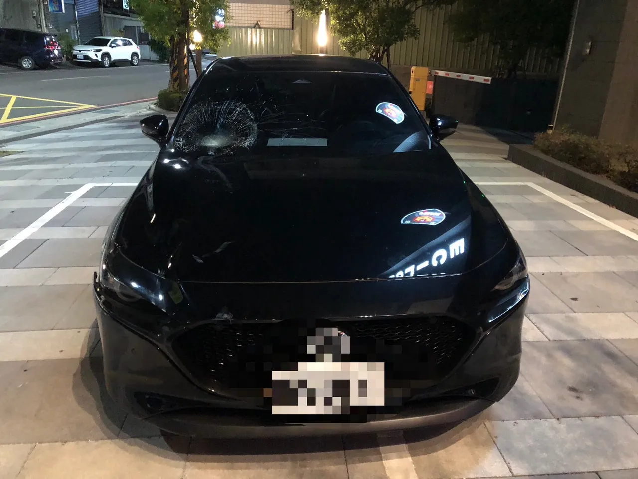 小客车挡风玻璃碎裂。警方提供