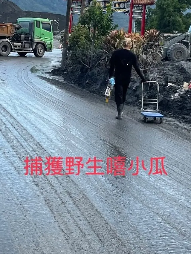 藝人嘻小瓜近日前往光復救災，協助當地發放物資。翻攝嘻小瓜臉書