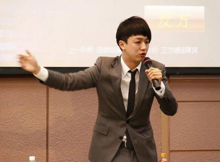 李正皓表示因大学参加新生杯得冠军,才被学长姐骗进辩论社。三立提供