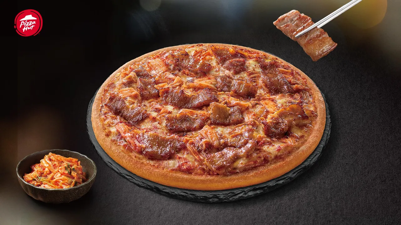 上市近20年的「韩式泡菜烧肉比萨」全面升级为厚切嫩烤猪五花。必胜客提供