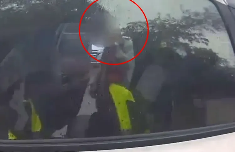 張嫌雖然被通緝,仍開著贓車帶著毒品在大街上趴趴走,所幸警方「AI巡防系統」發現贓車車牌示警,一舉將其逮獲。翻攝畫面