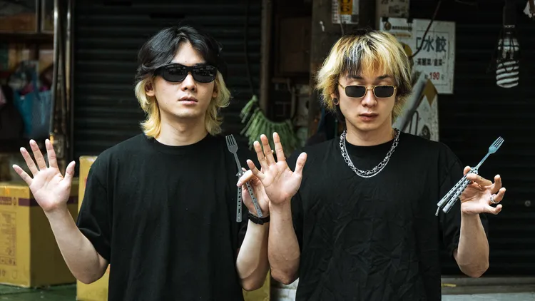 胡鬧戰隊左起主唱小馬與余謝合照。VieFor App提供