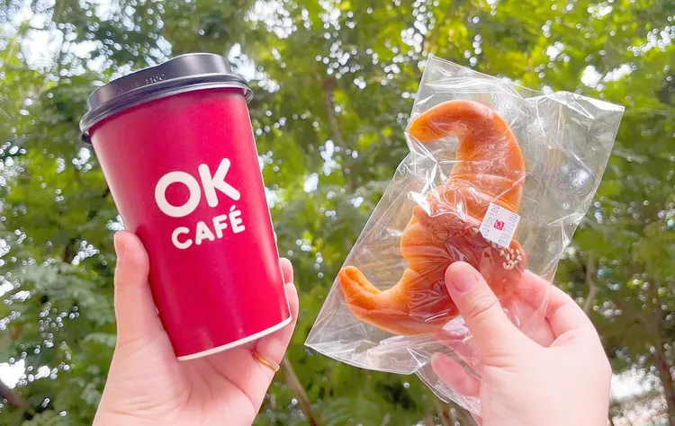 期間購買OKCAFE中杯莊園拿鐵，可任搭指定烘焙商品（三峽金牛角或聖保羅糖酥可頌捲），享組合價59元。OKmart提供