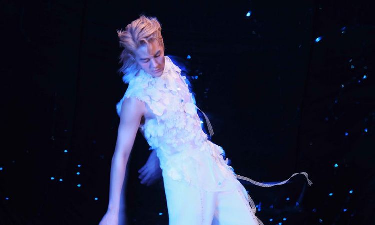 吳克群被高吊起10公尺　烈日下狂曬還遭暴雨淋　