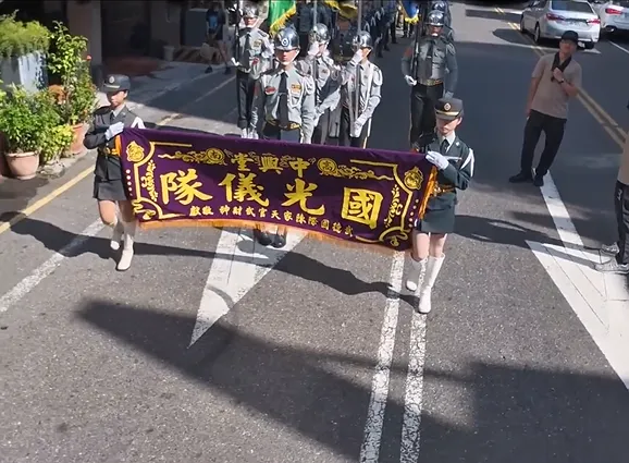 国光乐仪队日前在庙会阵头活动演出流行歌曲。「老司放课后 KT GoGo」提供
