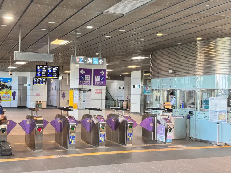 男子在機捷月台抽菸勸不聽被開單。桃捷公司提供