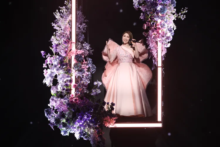 李翊君開場從天而降。彭欣偉攝