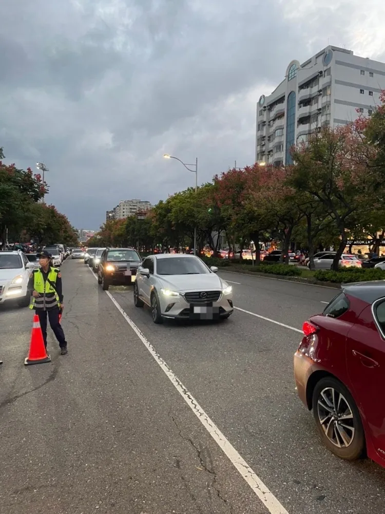 警方針對重要交通幹道進行疏導。翻攝畫面