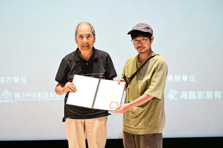 青年組優選由《再見大我》獲得，溫景輝導演（右）代領。臺灣國際人權電影節提供