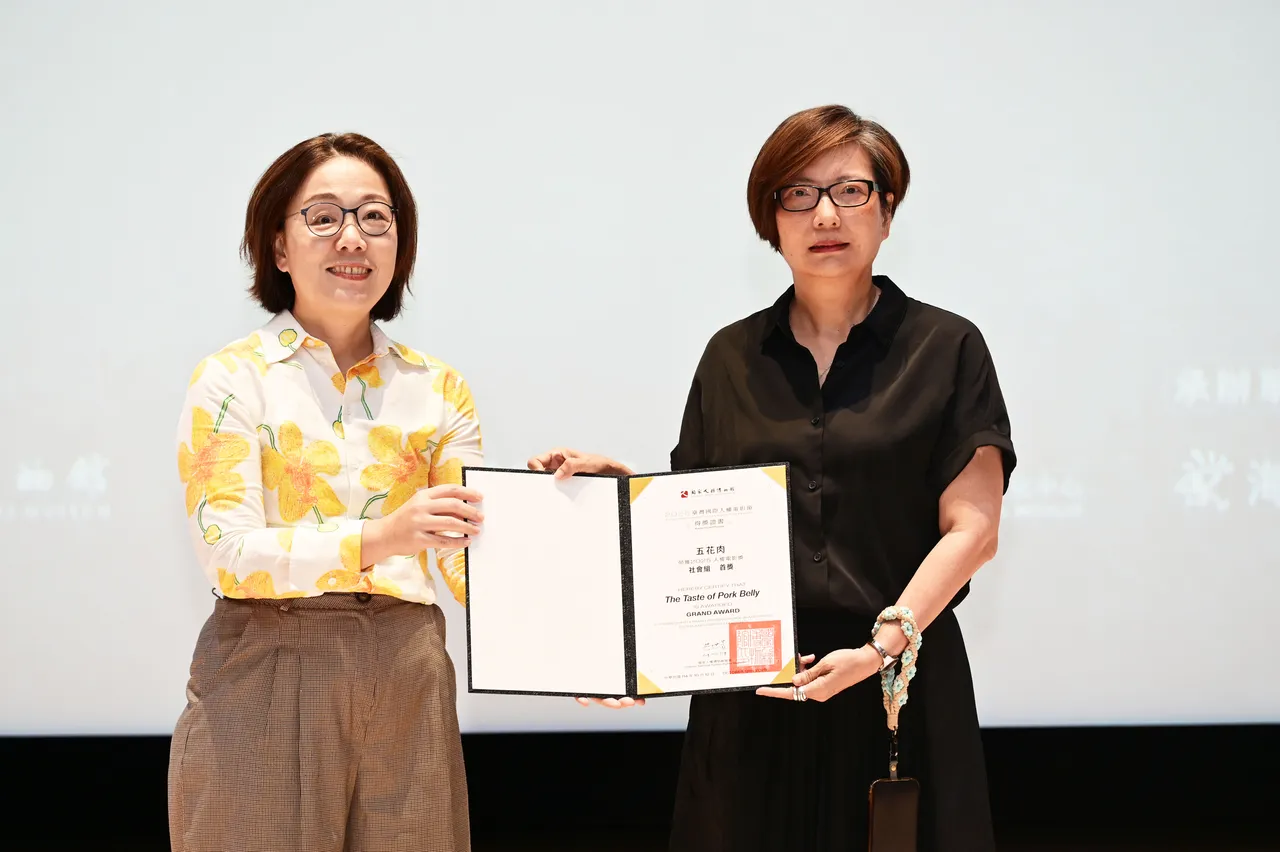文化部王時思次長(左)頒發社會組首獎給《五花肉》導演隋淑芬。臺灣國際人權電影節提供