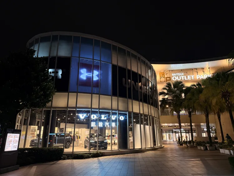 全新展間採北歐極簡風格設計，大片玻璃帷幕結合柔光照明，營造通透、明亮的展示氛圍。業者提供