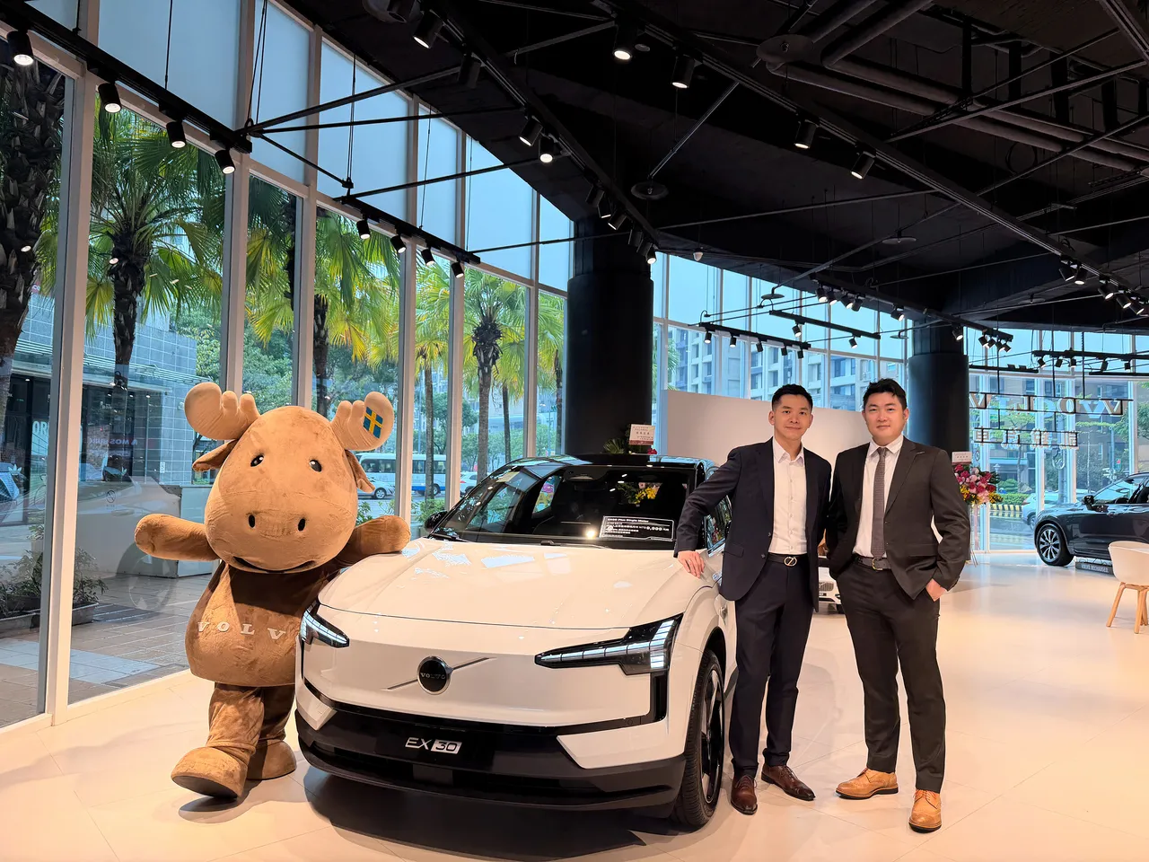 凱銳汽車董事長林傳凱(右)表示,這次回歸林口三井不僅代表展間升級,更象徵服務層面的再進化。業者提供