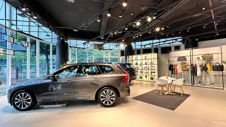 即日起至11月30日止，憑活動簡訊親臨現場可獲開幕禮乙份，完成現場指定任務，還可獲得VOLVO原廠精品。業者提供