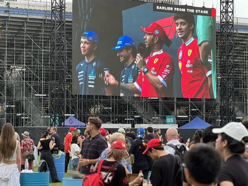 F1新加坡大奖赛3日至5日登场,来自不同车队的车手在滨海湾赛道一较高下。图为法拉利车队车手韩密尔顿(萤幕上右2)等人现身与粉丝互动。图为3日活动开幕时的车手互动环节。 中央社