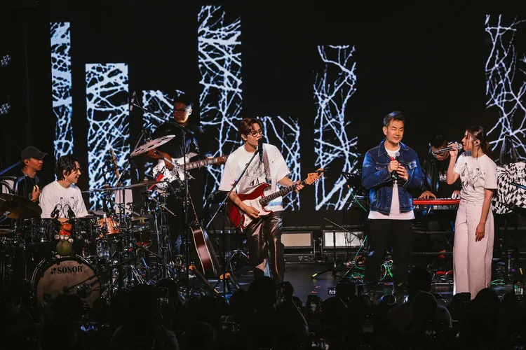 告五人香港開唱，師兄任賢齊（右2）驚喜擔任嘉賓助陣。相信音樂提供