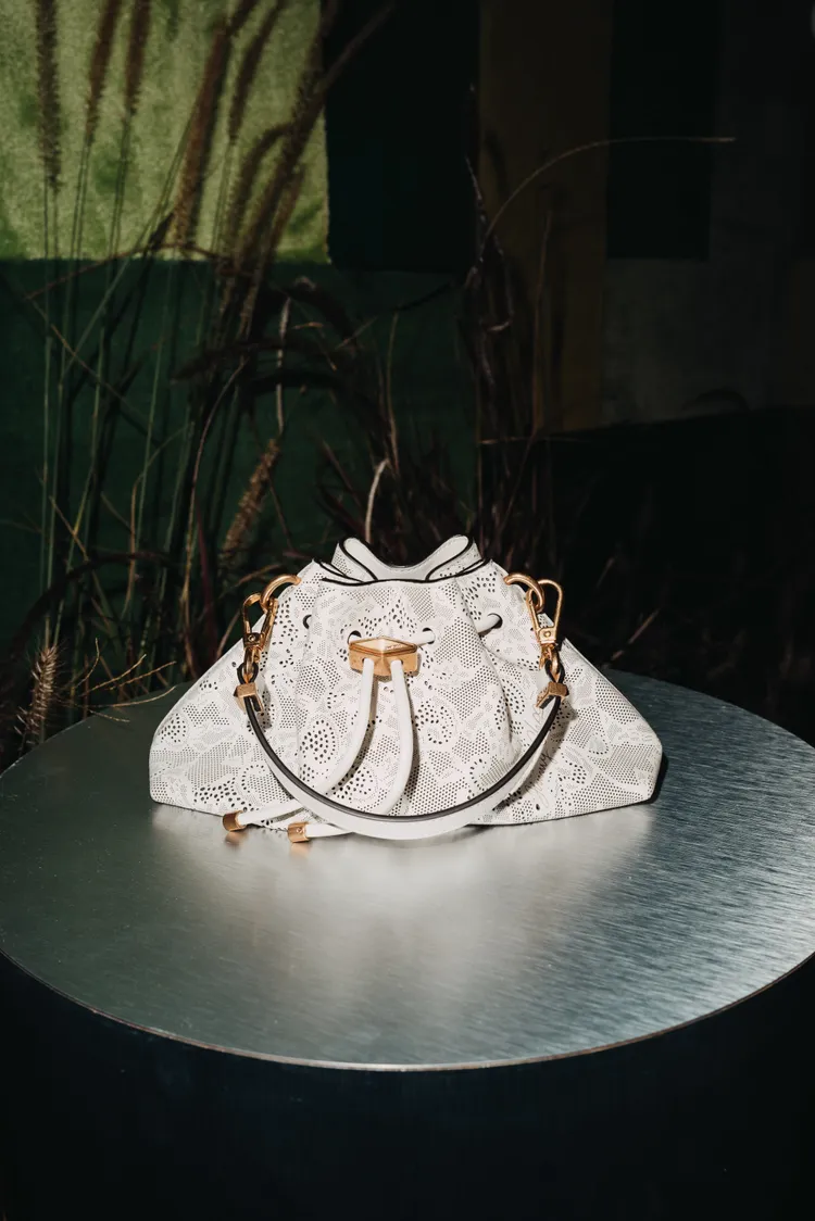 經典BON BON包同樣採用輕柔蕾絲材質帶來更輕盈優雅的印象。品牌提供