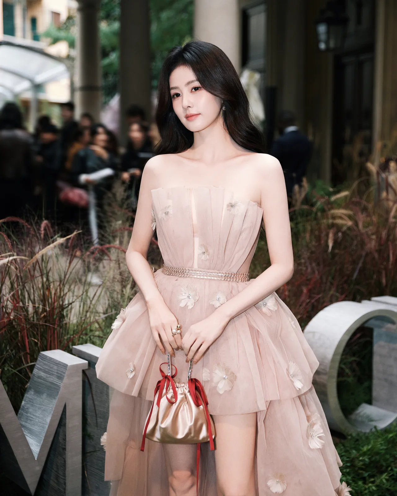 白鹿以橘粉色的花卉纱裙化身浪漫花仙子。品牌提供